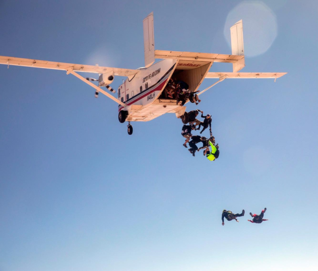 利用 5G 智能手机进行高空跳伞，你敢尝试吗？