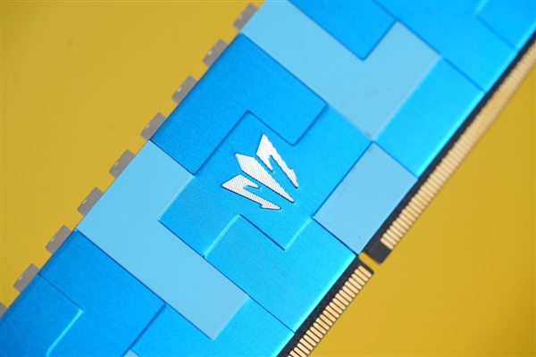 DDR5 内存条安装教程：如何通过凹槽辨别正反面  第1张