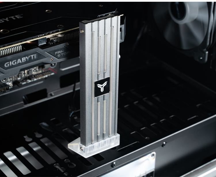 GT501 机箱内部独特显卡支撑架：提升性能与视觉效果的关键  第2张