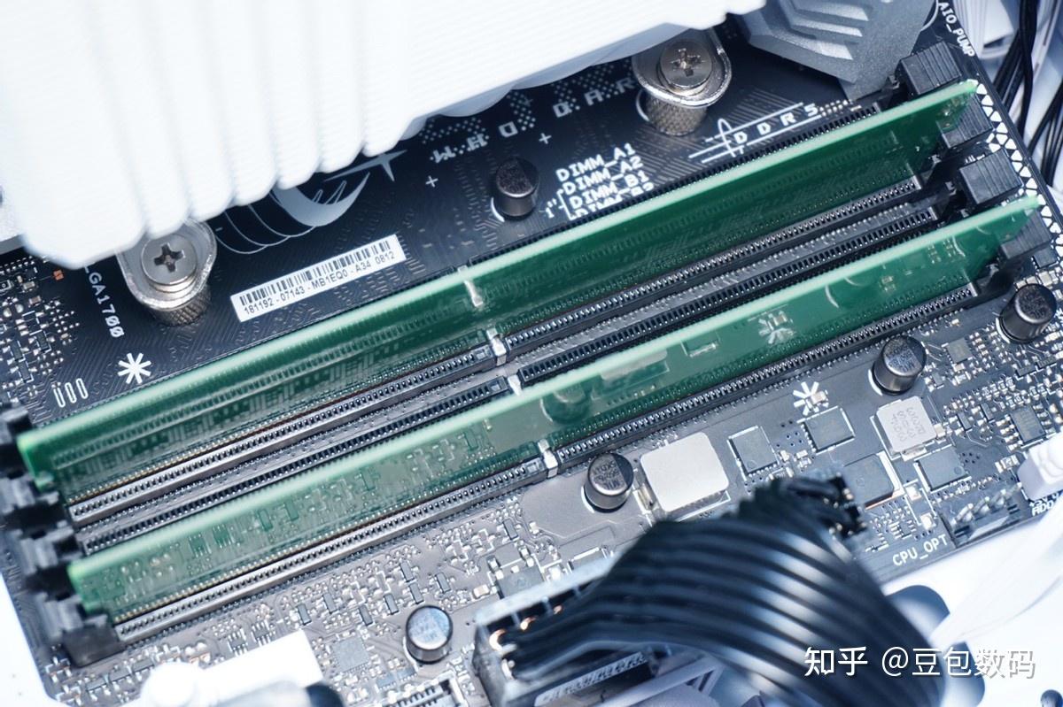 DDR4 和 DDR5 内存接口不兼容，强行安装可能引发问题  第7张