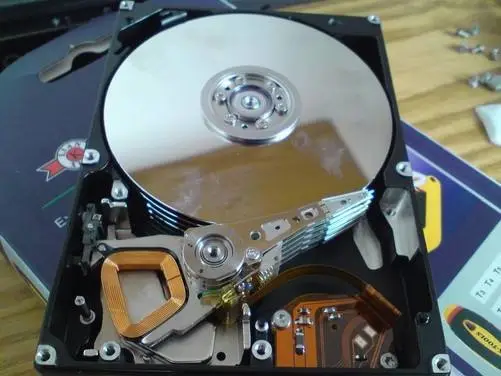 固态硬盘SSD：速度超越传统硬盘，数据安全无忧  第1张