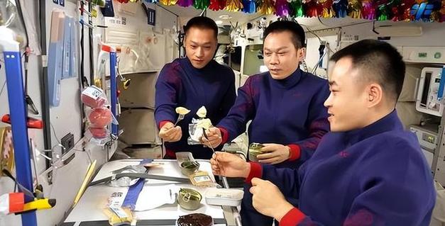 太空美食大揭秘！神舟十九号航天员的饕餮盛宴，你绝对想不到他们吃什么  第4张