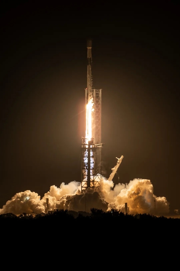 SpaceX新年首射！20手猎鹰9号火箭再创奇迹，阿联酋通信卫星升空震撼全球  第13张