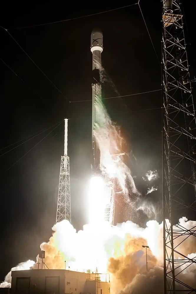 SpaceX新年首射！20手猎鹰9号火箭再创奇迹，阿联酋通信卫星升空震撼全球  第9张