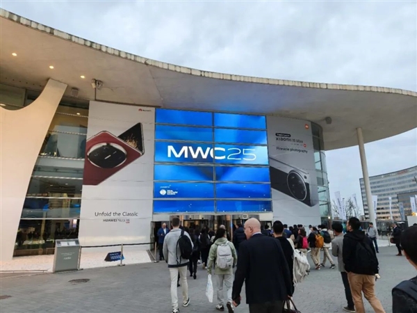 MWC2025惊现机器狗累趴窝！各大科技巨头究竟在比拼什么？