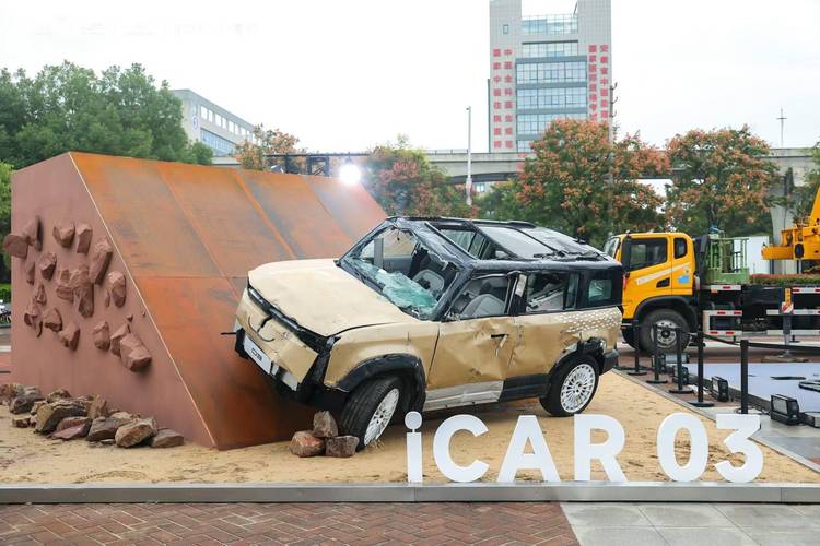 15万买绝版iCar V23，后排座垫竟装错颜色！这辆撞色车你敢要吗？  第14张