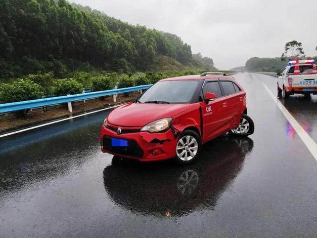 仰望U7如何在160km/h爆胎瞬间化险为夷？揭秘黑科技背后的惊人表现  第2张