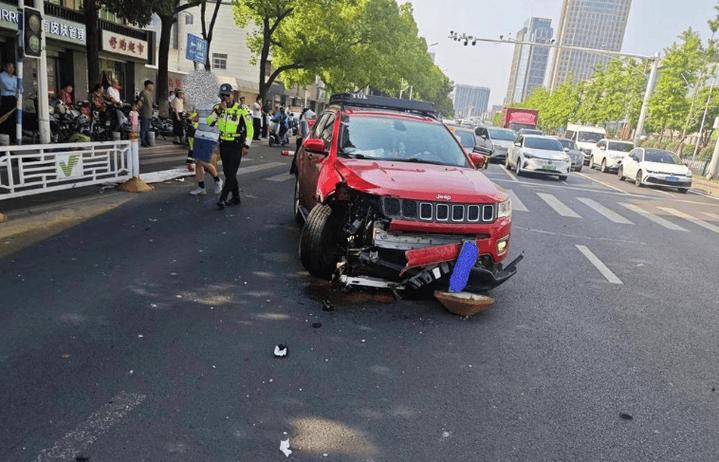 惊险瞬间！小车强行变道引发连环车祸，司机竟称感觉能过去？  第5张