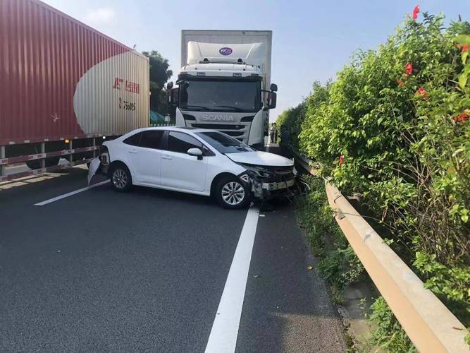 惊险瞬间！小车强行变道引发连环车祸，司机竟称感觉能过去？  第6张