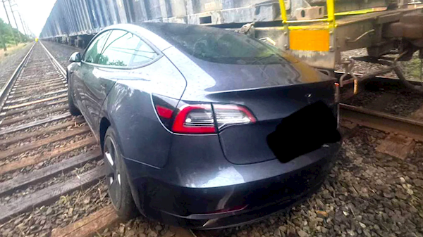 特斯拉竟将火车轨道认成道路？自动驾驶模式酿大祸  第6张
