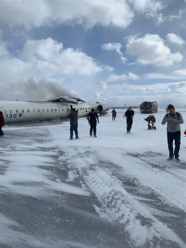 达美航空客机惊魂一刻！多伦多机场着陆事故，18人受伤，现场浓烟滚滚，你相信这一切吗？  第5张