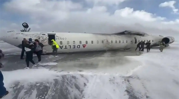 飞机侧翻、乘客倒挂逃生！达美航空坠机事件惊险全程曝光，你见过这样的硬着陆吗？  第12张