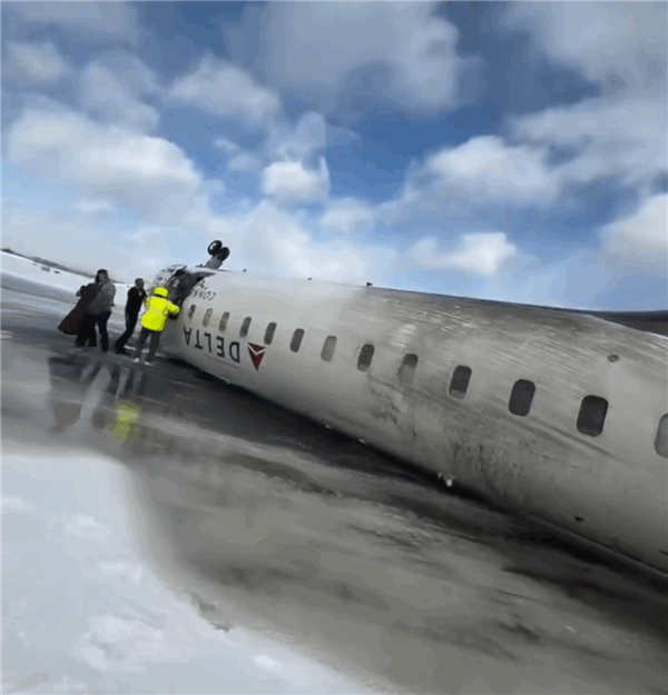 飞机侧翻、乘客倒挂逃生！达美航空坠机事件惊险全程曝光，你见过这样的硬着陆吗？  第5张