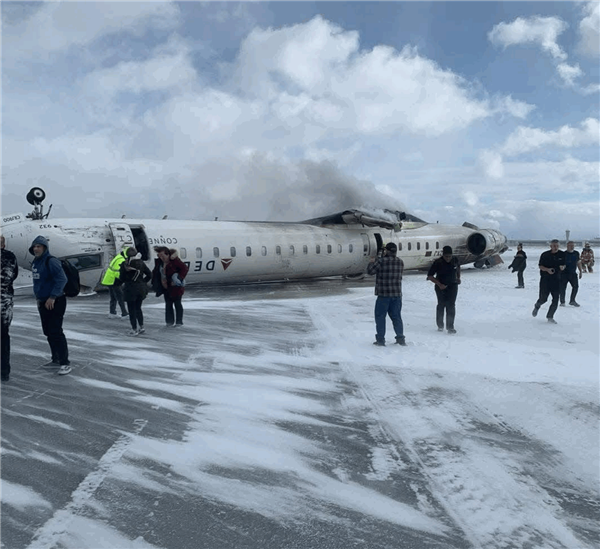 飞机侧翻、乘客倒挂逃生！达美航空坠机事件惊险全程曝光，你见过这样的硬着陆吗？  第10张