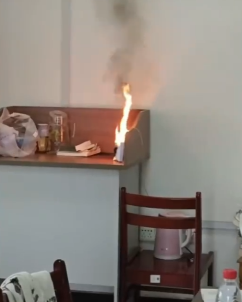 罗马仕充电宝又自燃！非召回款为何还出问题？  第2张