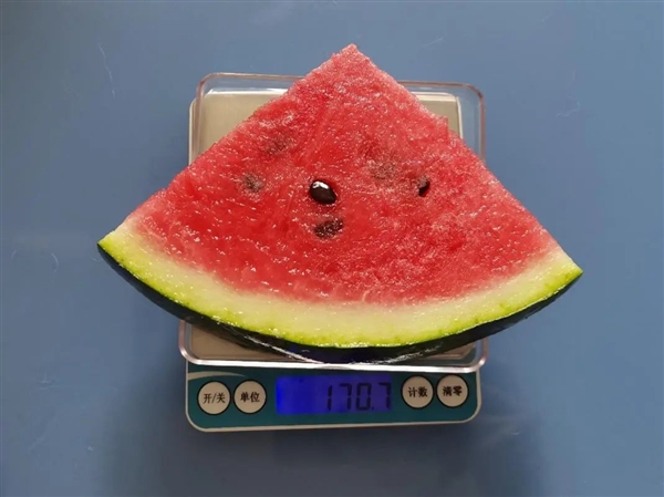 夏天吃西瓜超爽！它凭啥是夏季水果之王？营养优势大揭秘  第5张