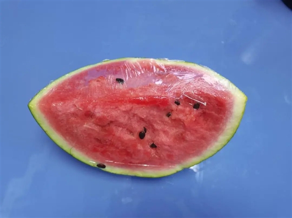 夏天吃西瓜超爽！它凭啥是夏季水果之王？营养优势大揭秘  第9张