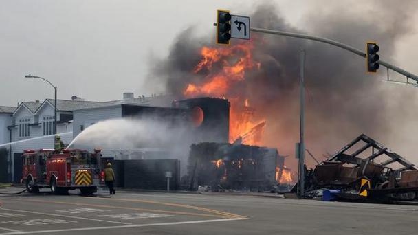 特朗普就职日临近，南加州山火却愈演愈烈！27人死亡，上万房屋被毁，本周还会更糟？  第4张