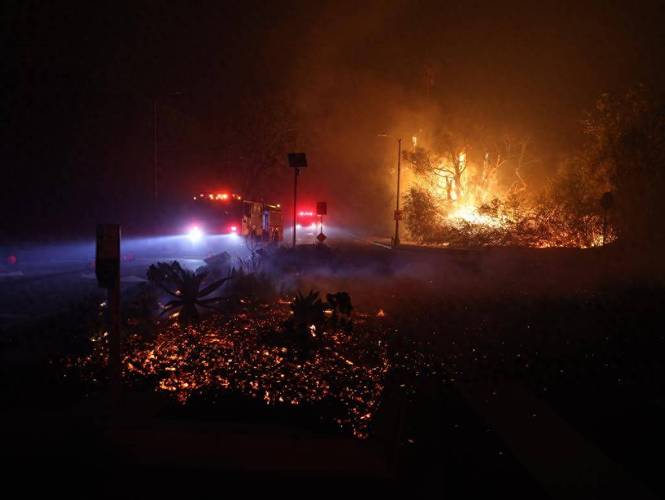 特朗普就职日临近，南加州山火却愈演愈烈！27人死亡，上万房屋被毁，本周还会更糟？  第6张