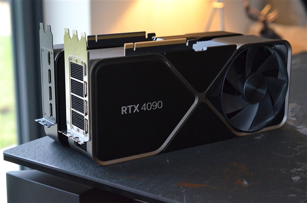 RTX 5090公版卡外观曝光！比4090小100%，无塑料包装，NVIDIA这次玩大了？  第10张