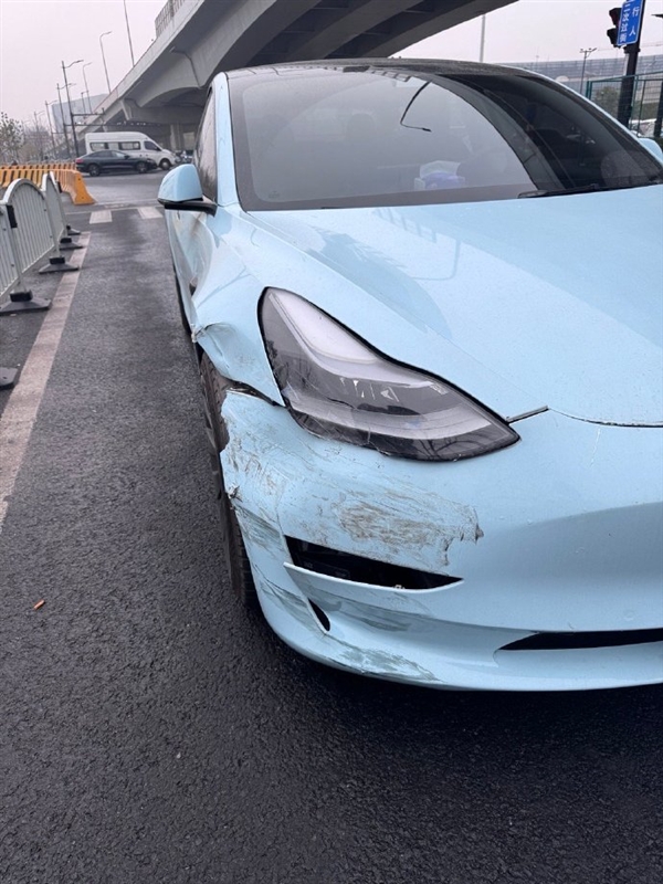 特斯拉FSD中国首测：Model 3与问界M9的城中村对决，谁更胜一筹？  第11张